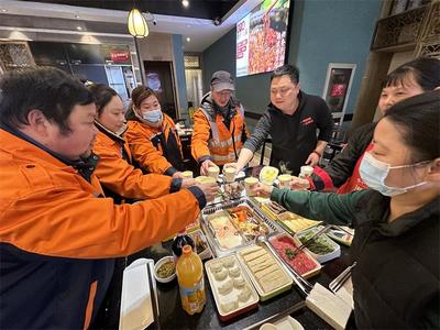 新春走基層 | 南通崇川:社區保潔員提前吃上"年夜飯"